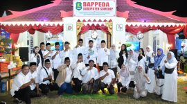 Foto Bersama Pegawai Bappeda Bersama Bupati Sumenep di stan Miliknya dalam Gelaran Madura Culture Festival 4 2026