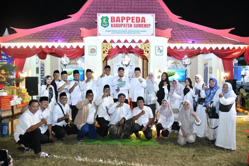 Foto Bersama Pegawai Bappeda Bersama Bupati Sumenep di stan Miliknya dalam Gelaran Madura Culture Festival 4 2026