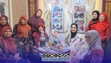 Foto. Ibu Nia Kurnia Fauzi saat mengunjungi Stan Bappeda Bersama DWP dalam Gelaran Madura Night Vaganza 2026