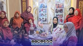 Foto. Ibu Nia Kurnia Fauzi saat mengunjungi Stan Bappeda Bersama DWP dalam Gelaran Madura Night Vaganza 2026