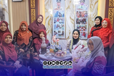 Foto. Ibu Nia Kurnia Fauzi saat mengunjungi Stan Bappeda Bersama DWP dalam Gelaran Madura Night Vaganza 2026