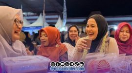 Foto. Ketua TP-PKK Kabupaten Sumenep, Nia Kurnia Fauzi saat sambangi UMKM di Gelaran Madura Culture Festival #4