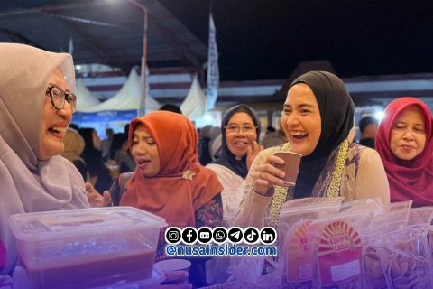 Foto. Ketua TP-PKK Kabupaten Sumenep, Nia Kurnia Fauzi saat sambangi UMKM di Gelaran Madura Culture Festival #4