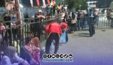 Foto. Petugas Kebersihan dari DLH Sumenep saat membersihkan area pagelaran Festival musik Tong-tong 2026