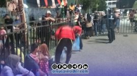 Foto. Petugas Kebersihan dari DLH Sumenep saat membersihkan area pagelaran Festival musik Tong-tong 2026