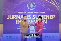 Foto. Pemberian penghargaan JSI kepada Bupati Sumenep atas kesuksesan memimpin di Pemkab setempat