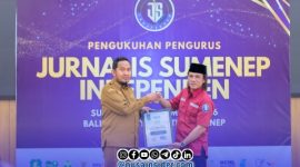 Foto. Pemberian penghargaan JSI kepada Bupati Sumenep atas kesuksesan memimpin di Pemkab setempat