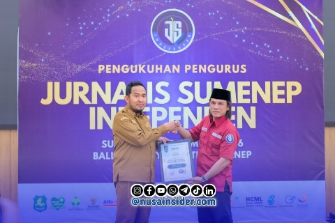 Foto. Pemberian penghargaan JSI kepada Bupati Sumenep atas kesuksesan memimpin di Pemkab setempat
