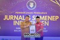 Foto. Pemberian penghargaan JSI kepada Kominfo Sumenep dalam Momentum Pengukuhan di Ballroom Hotel Myze