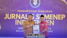 Foto. Pemberian penghargaan JSI kepada Kominfo Sumenep dalam Momentum Pengukuhan di Ballroom Hotel Myze