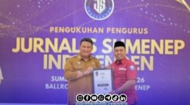 Foto. Pemberian penghargaan JSI kepada Kominfo Sumenep dalam Momentum Pengukuhan di Ballroom Hotel Myze