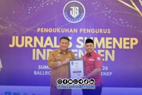 Foto. Pemberian penghargaan JSI kepada Kominfo Sumenep dalam Momentum Pengukuhan di Ballroom Hotel Myze