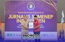 Foto. Pemberian penghargaan JSI Sumenep kepada Badan perencanaan pembangunan daerah (Bappeda) kabupaten Sumenep
