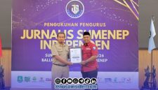 Foto. Pemberian penghargaan JSI Sumenep kepada Badan perencanaan pembangunan daerah (Bappeda) kabupaten Sumenep