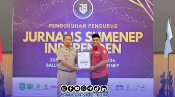 Foto. Pemberian penghargaan JSI Sumenep kepada Badan perencanaan pembangunan daerah (Bappeda) kabupaten Sumenep