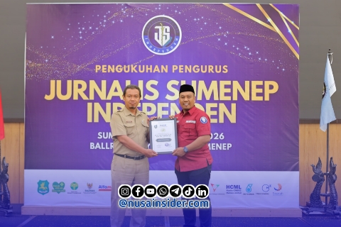 Foto. Pemberian penghargaan JSI Sumenep kepada Badan perencanaan pembangunan daerah (Bappeda) kabupaten Sumenep