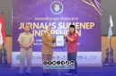 Foto. Pemberian penghargaan Jurnalis Sumenep Independen (JSI) ke Dirut RSUD Moh Anwar Sumenep