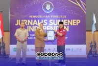 Foto. Pemberian penghargaan Jurnalis Sumenep Independen (JSI) ke Dirut RSUD Moh Anwar Sumenep