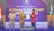 Foto. Pemberian penghargaan Jurnalis Sumenep Independen (JSI) ke Dirut RSUD Moh Anwar Sumenep