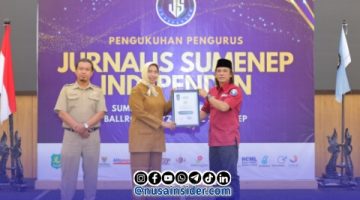 Foto. Pemberian penghargaan Jurnalis Sumenep Independen (JSI) ke Dirut RSUD Moh Anwar Sumenep