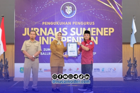 Foto. Pemberian penghargaan Jurnalis Sumenep Independen (JSI) ke Dirut RSUD Moh Anwar Sumenep