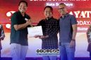 Foto. Penyerahan Penghargaan kepala skkmigasjabanusa Anggono Mahendrawan kepada Peserta terbaik UKW Utama dari Media Klik Madura Prengki Wirananda disela-sela Lokakarya bersama Media di DIY Yogyakarta