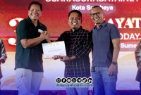 Foto. Penyerahan Penghargaan kepala skkmigasjabanusa Anggono Mahendrawan kepada Peserta terbaik UKW Utama dari Media Klik Madura Prengki Wirananda disela-sela Lokakarya bersama Media di DIY Yogyakarta