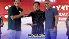 Foto. Penyerahan Penghargaan kepala skkmigasjabanusa Anggono Mahendrawan kepada Peserta terbaik UKW Utama dari Media Klik Madura Prengki Wirananda disela-sela Lokakarya bersama Media di DIY Yogyakarta