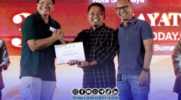 Foto. Penyerahan Penghargaan kepala skkmigasjabanusa Anggono Mahendrawan kepada Peserta terbaik UKW Utama dari Media Klik Madura Prengki Wirananda disela-sela Lokakarya bersama Media di DIY Yogyakarta