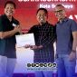 Foto. Penyerahan Penghargaan kepala skkmigasjabanusa Anggono Mahendrawan kepada Peserta terbaik UKW Utama dari Media Klik Madura Prengki Wirananda disela-sela Lokakarya bersama Media di DIY Yogyakarta