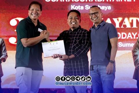Foto. Penyerahan Penghargaan kepala skkmigasjabanusa Anggono Mahendrawan kepada Peserta terbaik UKW Utama dari Media Klik Madura Prengki Wirananda disela-sela Lokakarya bersama Media di DIY Yogyakarta