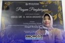 Foto. Dirut RSUD Moh Anwar Sumenep dengan Piagam Penghargaan terbaik se-Madura dari BPJS Kesehatan