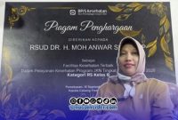 Foto. Dirut RSUD Moh Anwar Sumenep dengan Piagam Penghargaan terbaik se-Madura dari BPJS Kesehatan