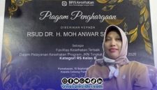 Foto. Dirut RSUD Moh Anwar Sumenep dengan Piagam Penghargaan terbaik se-Madura dari BPJS Kesehatan