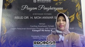 Foto. Dirut RSUD Moh Anwar Sumenep dengan Piagam Penghargaan terbaik se-Madura dari BPJS Kesehatan