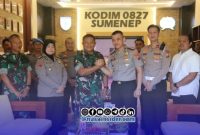 Foto. ke polresta SUMENEP bersama Anggotanya saat Memberikan kejutan kepada Dandim 0827/Sumenep dalam Momentum HUT ke-81 TNI di Makodim setempat