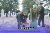Foto. Dandim SUMENEP Letkol Inf Citra Persada bersama Istri Lakukan Ziarah ke Makam Pahlawan dalam Momentum HUT ke-81 TNI