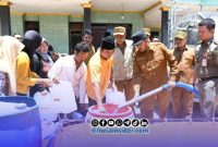 Foto. Bupati Sumenep Dr H Achmad Fauzi wongsojudo saat menyalurkan Bantuan Air di Desa Langsar