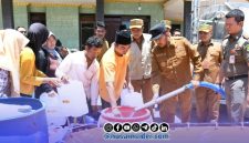 Foto. Bupati Sumenep Dr H Achmad Fauzi wongsojudo saat menyalurkan Bantuan Air di Desa Langsar