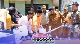 Foto. Bupati Sumenep Dr H Achmad Fauzi wongsojudo saat menyalurkan Bantuan Air di Desa Langsar