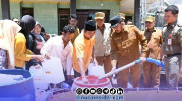 Foto. Bupati Sumenep Dr H Achmad Fauzi wongsojudo saat menyalurkan Bantuan Air di Desa Langsar
