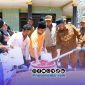 Foto. Bupati Sumenep Dr H Achmad Fauzi wongsojudo saat menyalurkan Bantuan Air di Desa Langsar