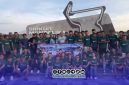 Foto. Personel dan pengurus Grup Musik Tong-tong Angin Ribut di Mandalika