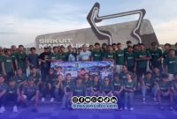 Foto. Personel dan pengurus Grup Musik Tong-tong Angin Ribut di Mandalika