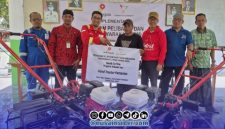 Foto. Penyerahan Bantuan Handtraktor dari SKK Migas - KEI kepada masyarakat kepulauan Sapeken, Jumat 9 Oktober 2026