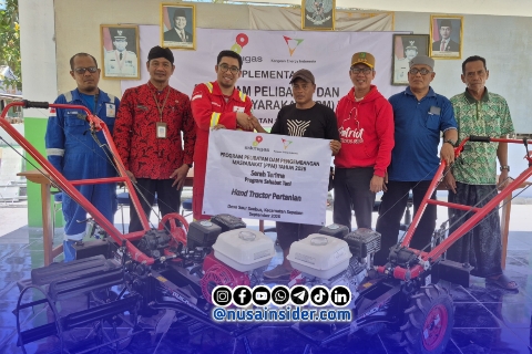 Foto. Penyerahan Bantuan Handtraktor dari SKK Migas - KEI kepada masyarakat kepulauan Sapeken, Jumat 9 Oktober 2026