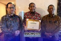 Foto Bersama Bupati Sumenep, Kepala Bappeda dan Kepala DKPP Sumenep usai menerima Anugerah Apresiasi Program Upland dari Kementan RI