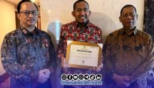 Foto Bersama Bupati Sumenep, Kepala Bappeda dan Kepala DKPP Sumenep usai menerima Anugerah Apresiasi Program Upland dari Kementan RI