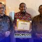 Foto Bersama Bupati Sumenep, Kepala Bappeda dan Kepala DKPP Sumenep usai menerima Anugerah Apresiasi Program Upland dari Kementan RI