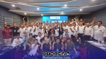 Foto Bersama Peserta, penguji, Panitia dan Dewan Pers usai pelaksaan Uji Kompetensi Wartawan (UKW) di Surabaya